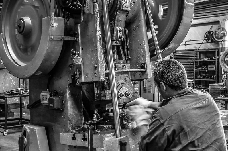 men, real people, working, workshop, one man only, worker, occupation, day, metalurgica, technology, adult, Premium, industry, manufacturing equipment