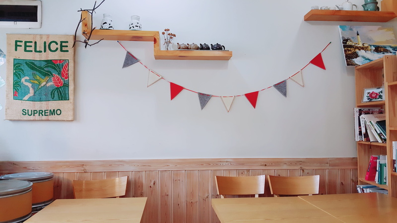 lifestyles, seat, domestic room, table, bookshelf, props, desk, cafe mocha, day, hardwood floor, shelf, architecture, 5K, absence, station activity, wood