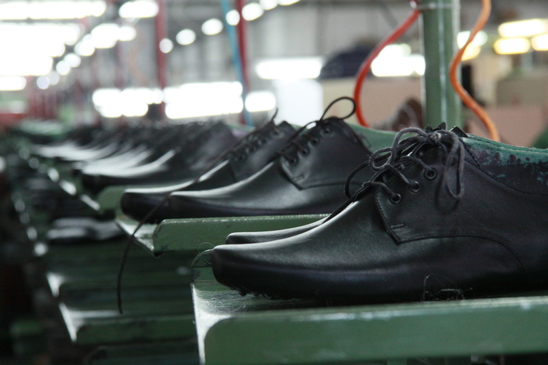 absence, mens shoes, 4K, shoelace, black color, rack, selective focus, pair, focus on foreground, close-up, fashion, no people, hanging, near mint, new