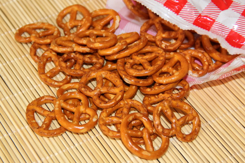 close-up, pastries, baked, ready-to-eat, unhealthy eating, brown, knabberzeug, still life, 4K, table, snack snack, pretzels, pretzel, indoors, freshness