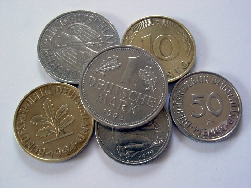 table, high angle view, cash, specie, currency, finance, loose change, penny, dm, close-up, metal money, metal, investment, representation, group of objects
