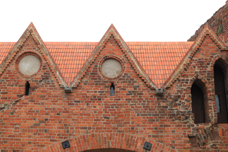 day, tiles, clear sky, building exterior, the past, building, poland, outdoors, torun, red, wall - building feature, architecture, windows, built structure