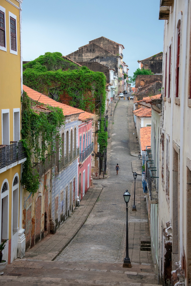 outdoors, city, sao luis, direction, day, street, urban, human, tarmac, roof, building exterior, transportation, daytime, pavement, history, diminishing perspective