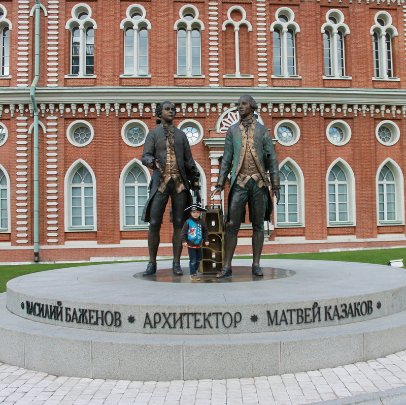 building exterior, moscow, built structure, 2K, young adult, outdoors, men, day, couple - relationship, human representation, text, adult, tsaritsyno
