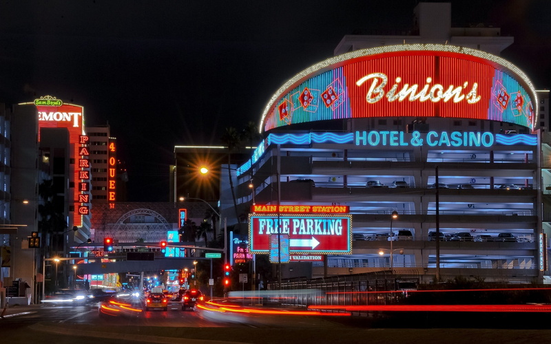 double-decker bus, downtown District, illuminated, neon Color, office building exterior, buildings, uSA, nightlife, western script, advertisement, entertainment