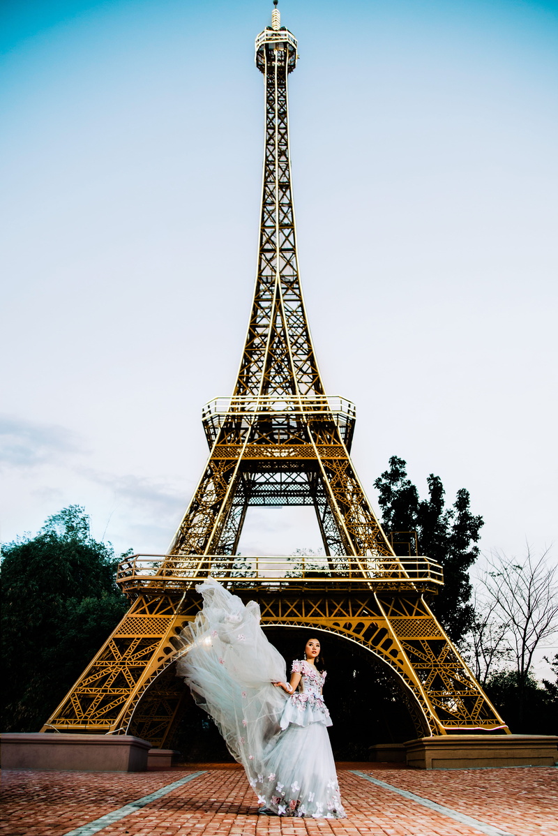 near, art, tree, travel destinations, metal, nature, photoshoot, outdoors, one person, famous landmark, landmark, woman, dress, monument, tourist attraction