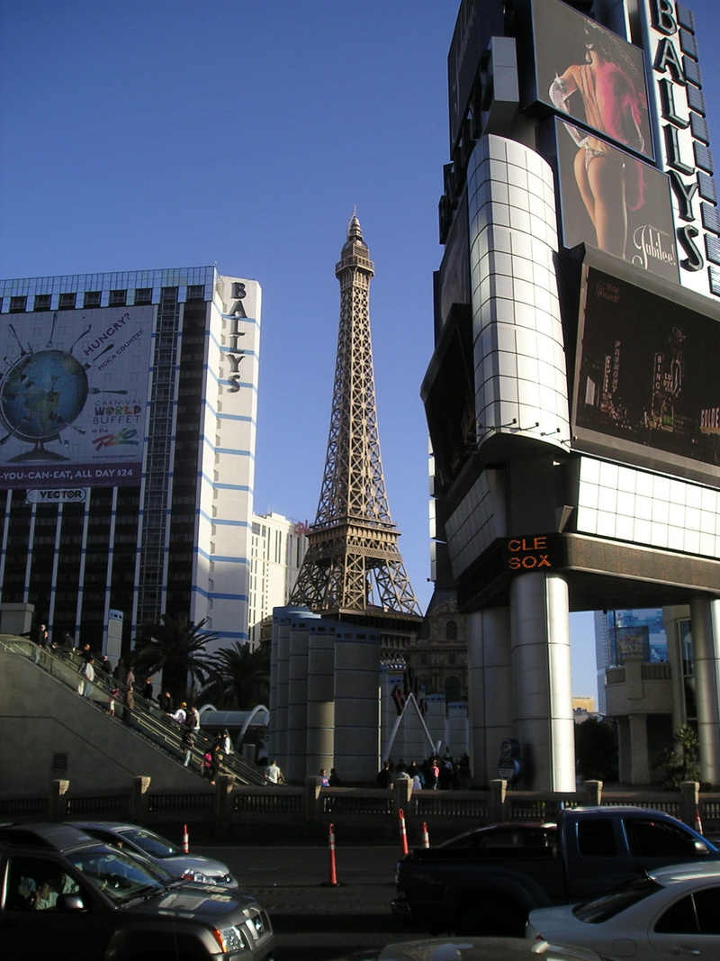 real people, travel, transportation, travel destinations, building, large group of people, built structure, Usa, eiffel tower, tourism, office building exterior