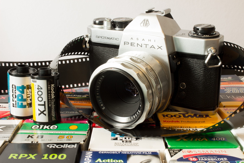 vintage, no people, hipster, indoors, text, choice, nostalgia, multi colored, photograph, lens - optical instrument, Old, slr, table, old camera, kleinbild film