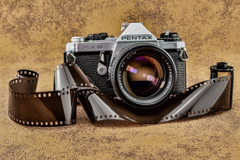 photograph, analog, classic, studio shot, technology, photographic equipment, focal length, film roll, retro styled, metal, 5K, vintage, silver colored