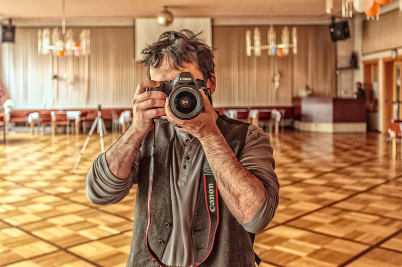 photographer, caucasian Ethnicity, activity, photography, mirroring, young Adult, shot, adult, kleinbild film, adults Only, digital camera, camera, holding