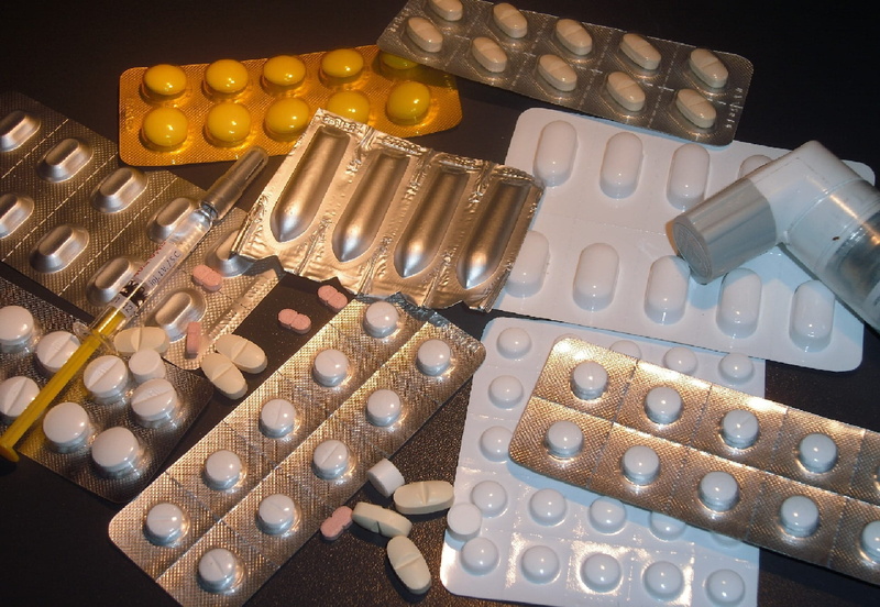 antibiotic, choice, personal accessory, pill, gold colored, abundance, indoors, medical, disease, drugs, 720P, macro, illness, science, medicine, close-up