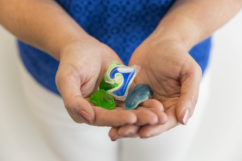 hand, human body part, laundry pods, care, 5K, one person, indoors, laundry, human hand, blue, body part, candy, poison prevention, poison, front view