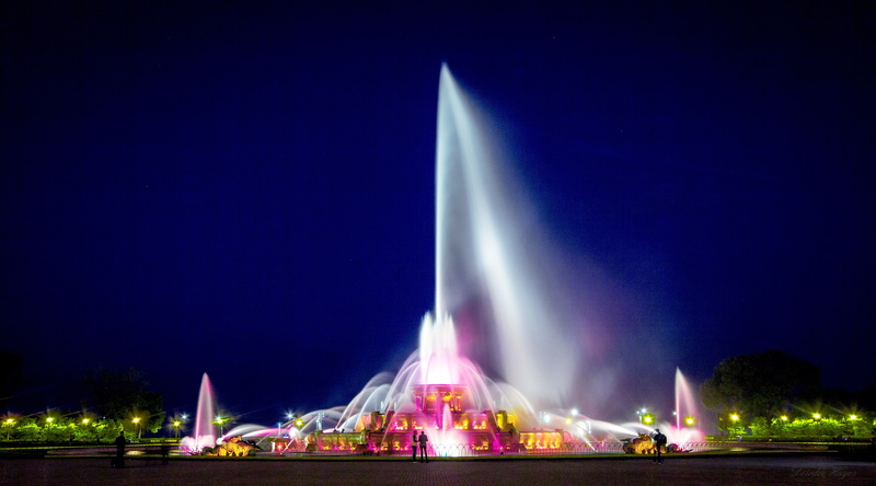 center, Buckingham Fountain, Chicago, one of the largest fountains in the world, Grant Park, 5K, the festival of lights, evening water color show