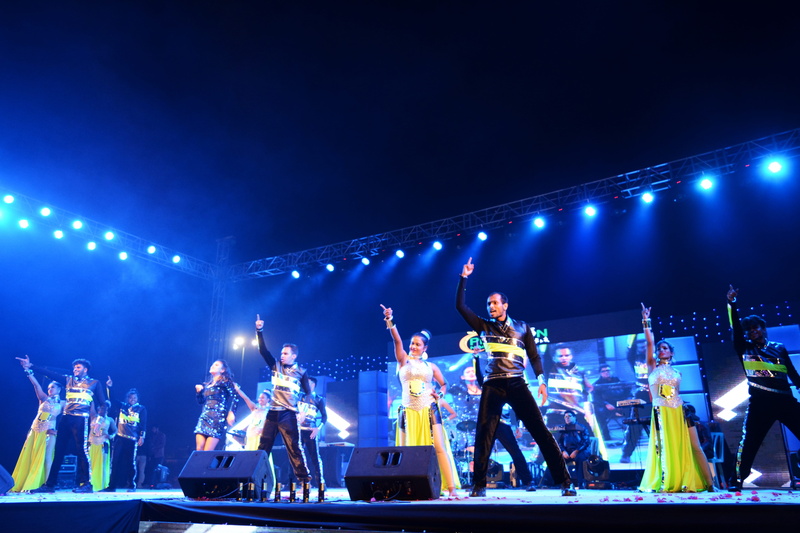 happy, fun, 5K, celebration, musician, event, leisure, cheer, singer, club, disco, audience, live show, night, band, nightlife, enjoyment, caucasian, young adult