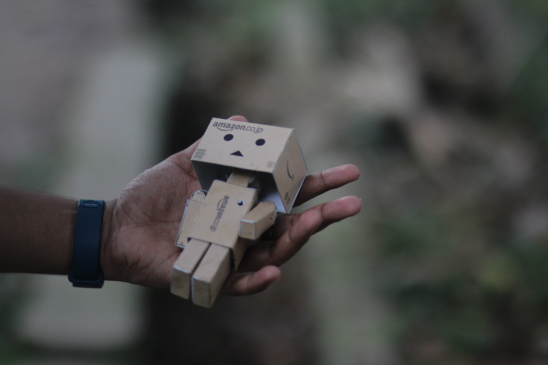 adapter, led, camera, 5K, hand, outdoors, focus on foreground, lock, human body part, finger, human hand, gambling, human limb, real people, electronics