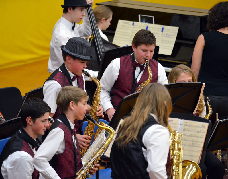 child, education, Music, musician, uniform, 4K, musical, teenager, Jazz, group, playing, Instrument, real people, Saxophone, performance, men, concert