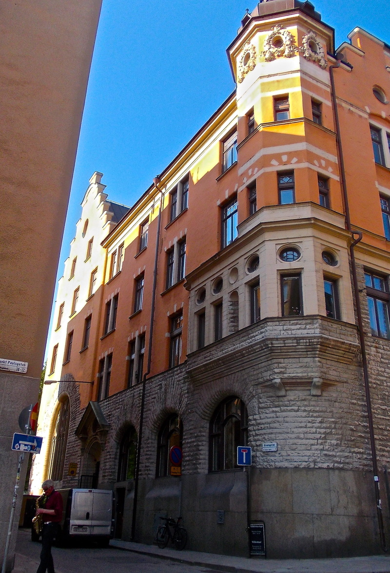 arch, sky, sunlight, södermalm, low angle view, day, building exterior, no people, outdoors, city, Facade, built structure, building, window, street musician