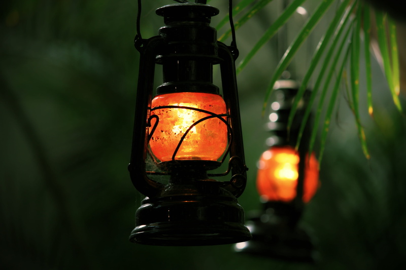 light - natural phenomenon, 4K, electric lamp, nostalgic, used, beach bar, hanging, electric light, electricity, palm leaf, shining, no people, mood, kerosene lamp
