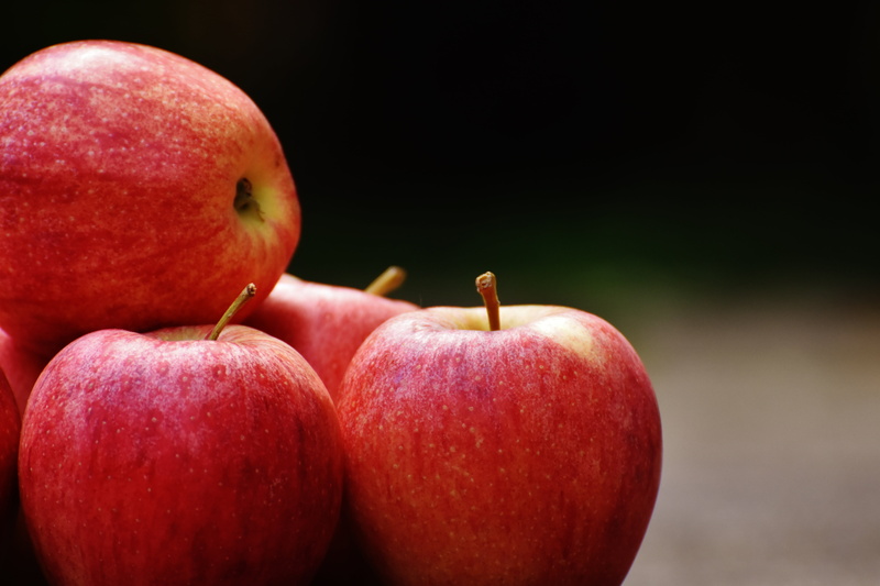 5K, close-up, frisch, fruit, apple, food, group of objects, apple - fruit, black background, three objects, genetic research, ripe, healthy eating, indoors