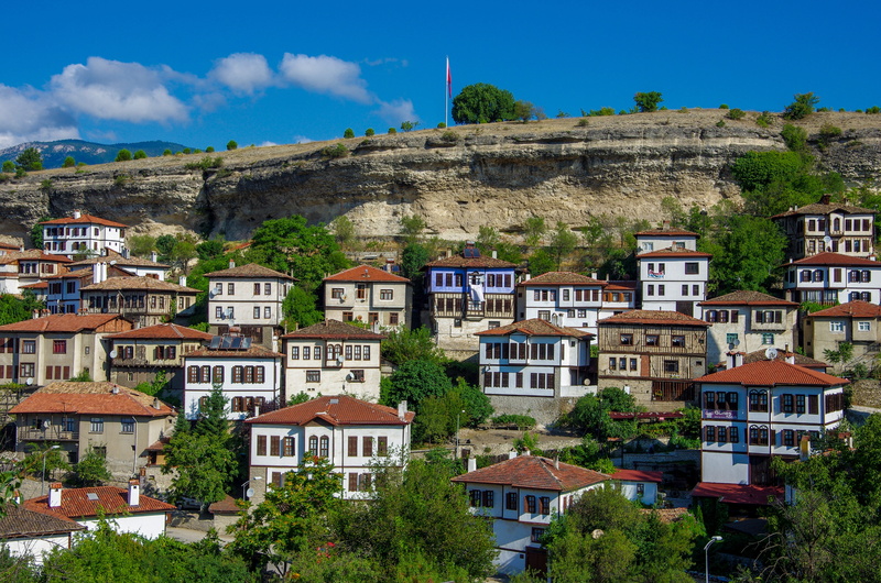 community, wood, town, building exterior, architecture, residential district, safranbolu, land, historical works, outdoors, house, mansion, hill, 4K, oct