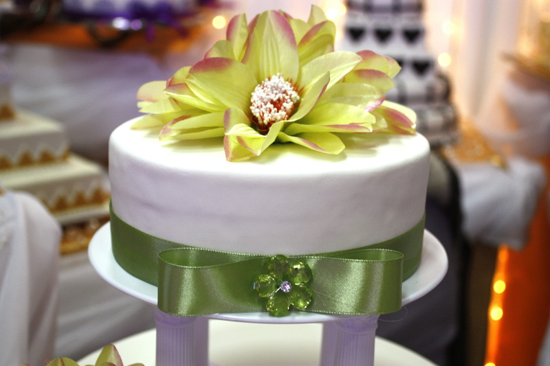 selective focus, sugar, decoration, wedding, drink, wedding ceremony, the ceremony, eat, pastries, sweet dish, icing, plant, yellow, food and drink, celebration