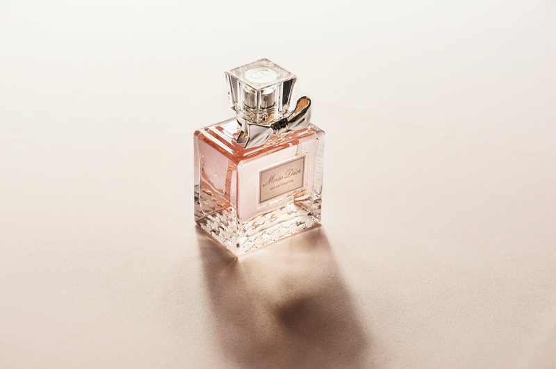 copy space, wealth, product shot, ring, metal, diamond ring, shadow, perfume, close-up, expense, backlighting, 4K, still life, economy, small, studio shot