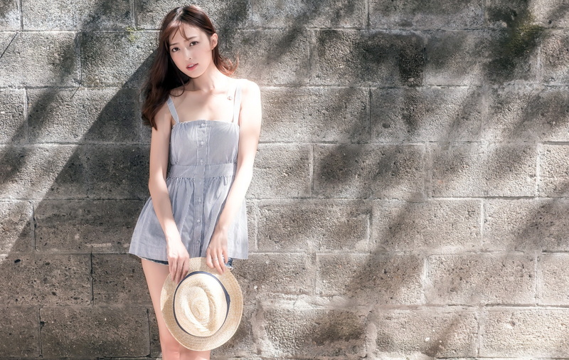 Asian, wall - building feature, wall, casual clothing, lifestyles, beauty, sunlight, one person, bricks, women outdoors, hairstyle, 1080P, model, standing