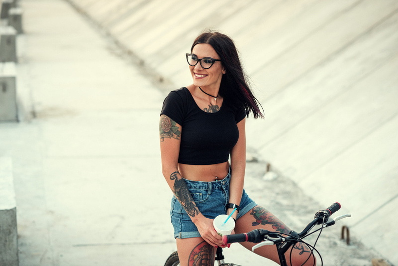 smiling, city, sport, leisure activity, real people, hairstyle, casual clothing, long hair, Gene Oryx, hair, outdoors, young women, women, bicycle, lifestyles