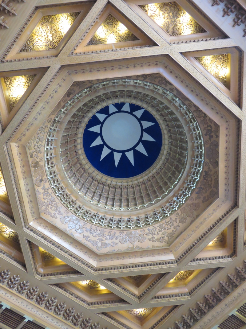 architectural feature, skylight, Dome, indoors, Kuomintang, design, circle, ceiling, ornate, no people, low angle view, directly below, art and craft, building
