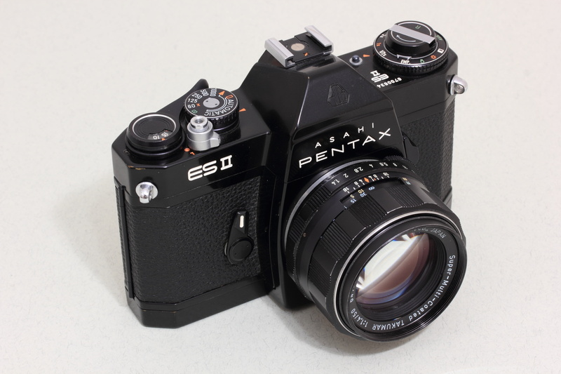 single Object, home video camera, asahi, slr camera, es, camera - Photographic Equipment, lens - eye, spotmatic, retro styled, black color, old-fashioned