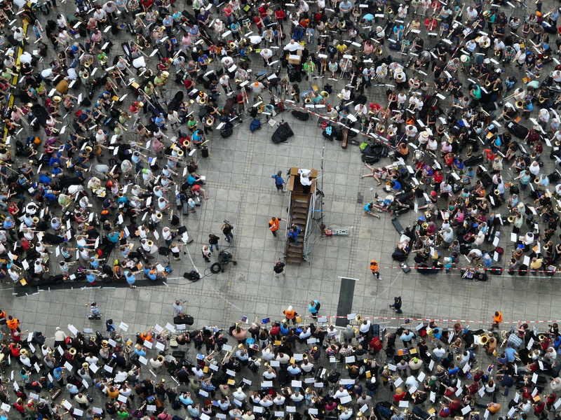 cathedral square, high angle view, leisure activity, outdoors, street, trombone day, walking, mass, large group of people, real people, abundance, 2K
