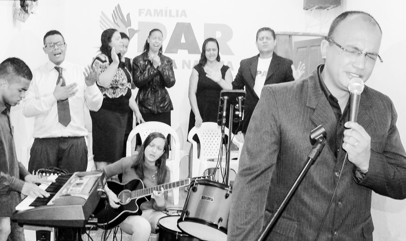 mature adult, real people, 1080P, group of people, men, playing, musical instrument, women, entertainment occupation, musician, arts culture and entertainment