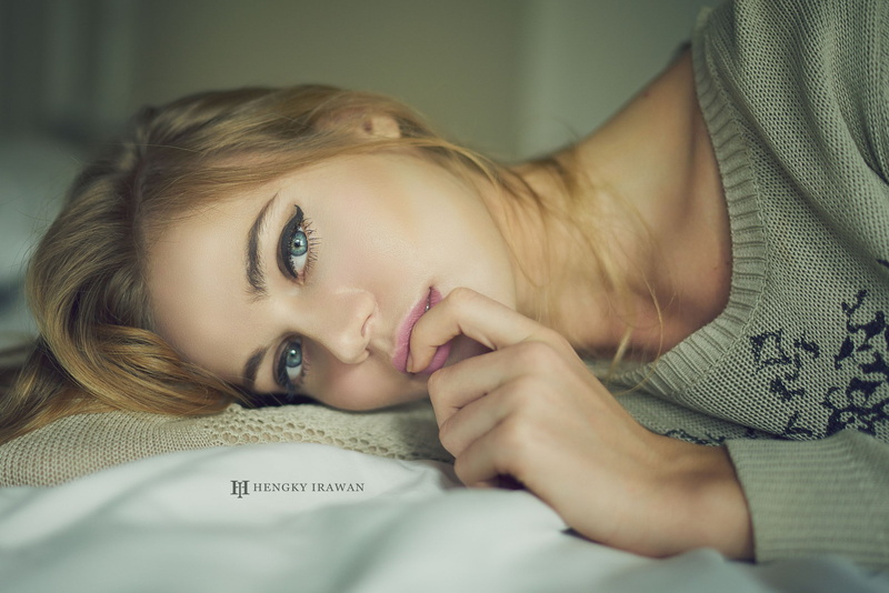 face, 1080P, blonde, portrait, women, finger on lips, hengky irawan