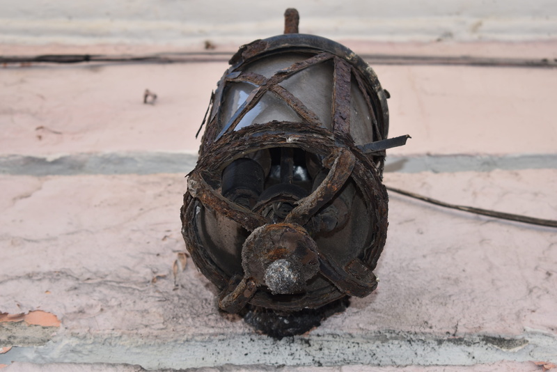 day, focus on foreground, rusty, 4K, sea, abandoned, old, weathered, shoe, guiding light, old streetlight, old lighthouse, damaged, street lamp, water