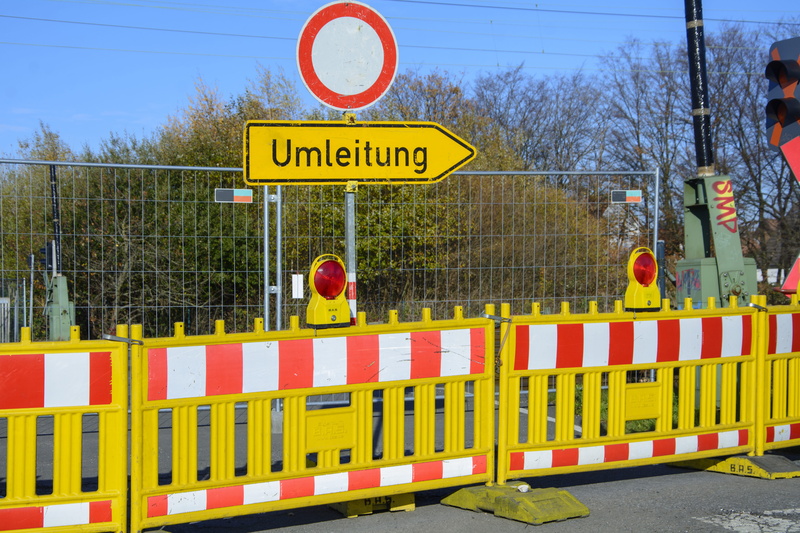 close, nature, boundary, road sign, road works, outdoors, no people, fence, guidance, road warning sign, protection, day, exclusion, barricade, text, warning sign