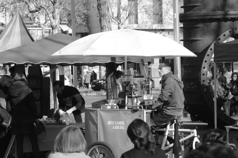 real people, spain, architecture, jardins de les tres xemeneies, lifestyles, barcelona, market, group of people, protection, street, city, 5K, day, umbrella