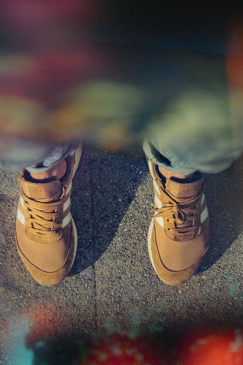 leisure activity, jeans, pair, prism photography, limb, human limb, fashion, body part, reflections, street, human foot, day, concrete, person, texture
