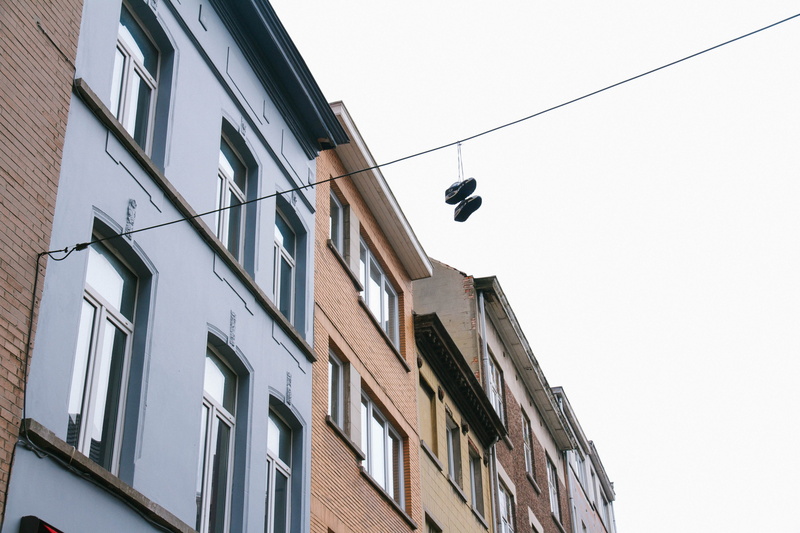 apartments, 5K, architecture, wire, day, vertebrate, lighting equipment, wall - building feature, residential district, clear sky, hanging, nature, cable