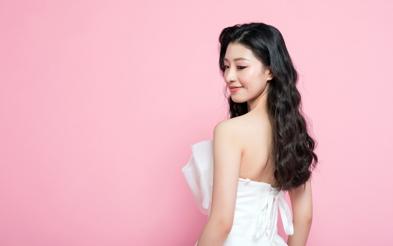 hair, 4K, adolescence, beautiful, copy space, pink background, waist up, beauty, girls, hairstyle, model, studio shot, fashion, phot, youthful, smiling