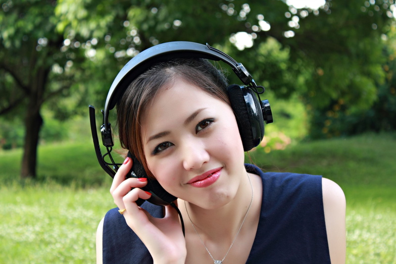 uniformity, beautiful woman, at leisure, women, adult, lifestyles, wireless technology, to listen, relax, beauty, lifestyle, pretty, black, front view