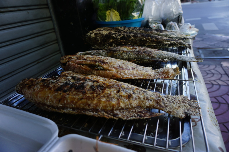 fried, grilled fish, close-up, barbecue grill, metal, high angle view, wellbeing, tray, street food, no people, healthy eating, ready-to-eat, preparation