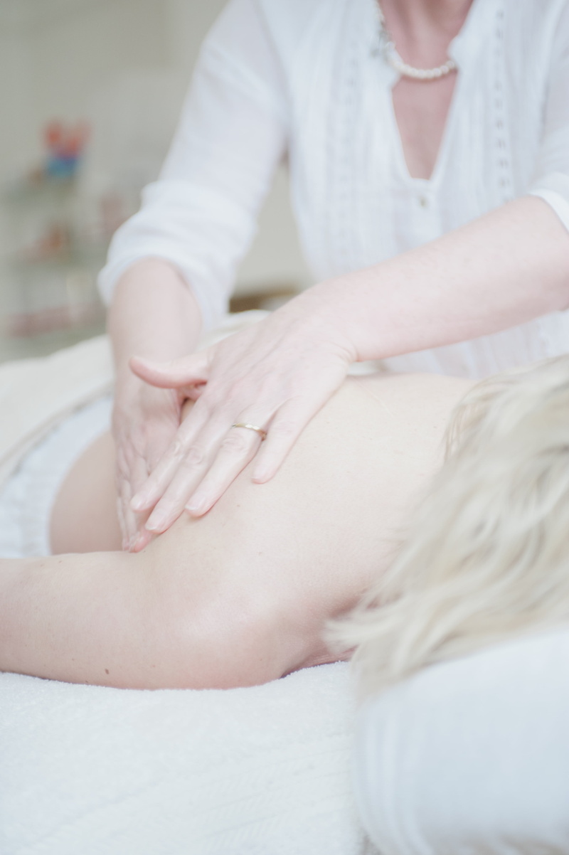 bed, midsection, close-up, indoors, content, massage, lifestyles, two people, leisure activity, person, human body part, care, tranquil, retreat, massage Therapist