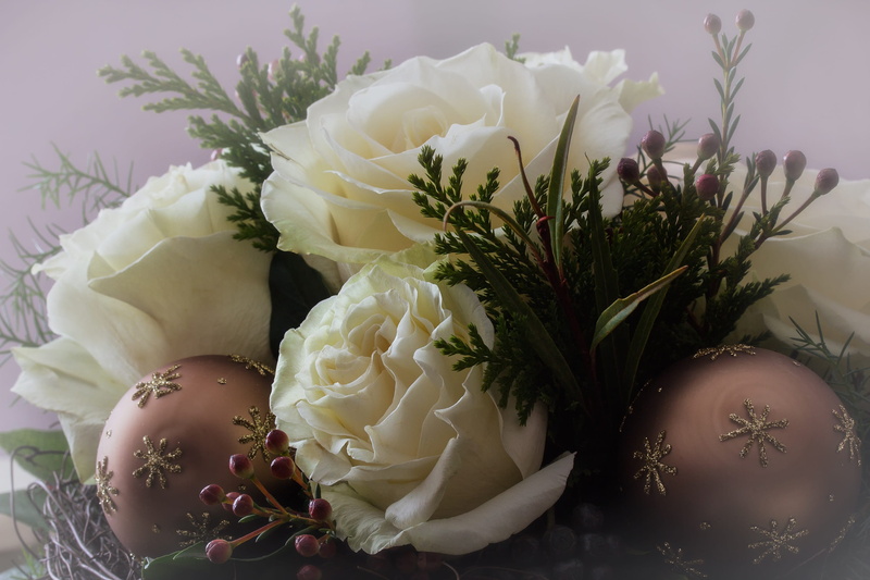 decoration, christmas time, fragility, petal, glaskugeln, plant, flowers, bouquet, christmas card, white roses, close-up, bunch of flowers, celebration