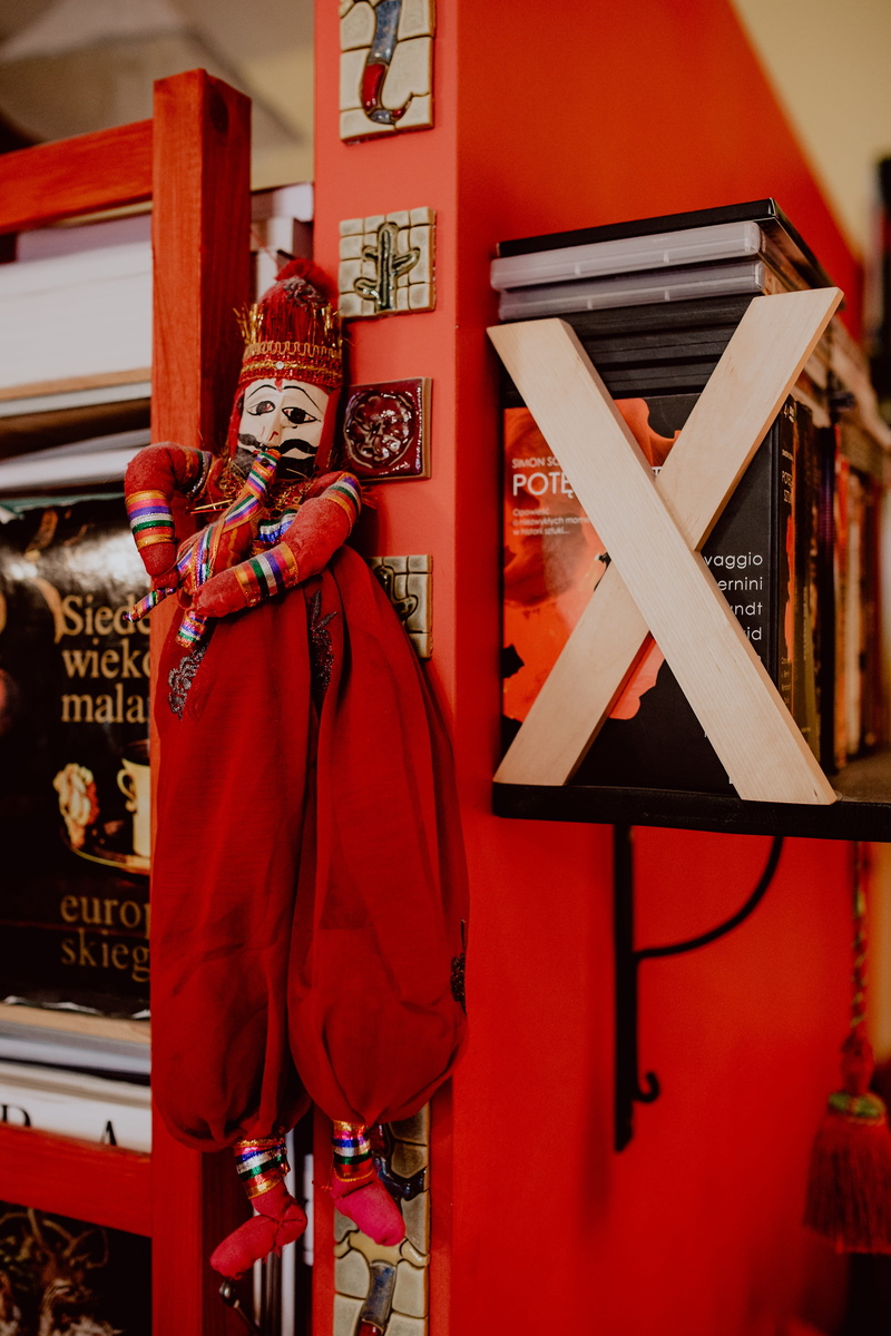 tea, belief, communication, script, religion, red, 5K, cookies, non-western script, indoors, text, male likeness, representation, coffee, human representation