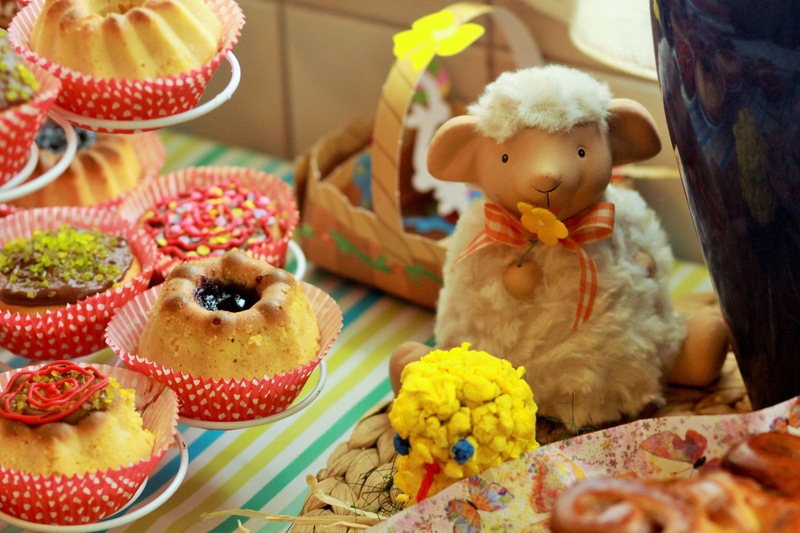 dessert, no People, focus on foreground, icing, ornate, food and drink, gift, stuffed toy, representation, easter cake, basket, party - Social Event, snack