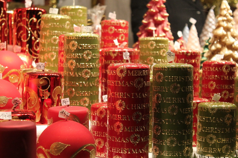large group of objects, glitter, illuminated, decoration, retail, indoors, script, for sale, choice, close-up, no people, natal, 4K, shining, natale, variation