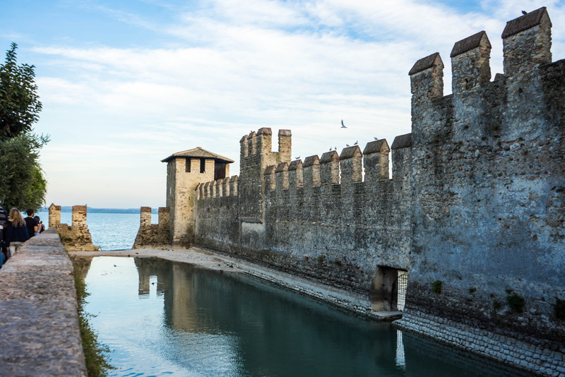 fort, castle, fortress, cloud - sky, outdoors, sightseeing, ancient, built structure, old, holidays, day, building exterior, italy, famous, sirmione, travel