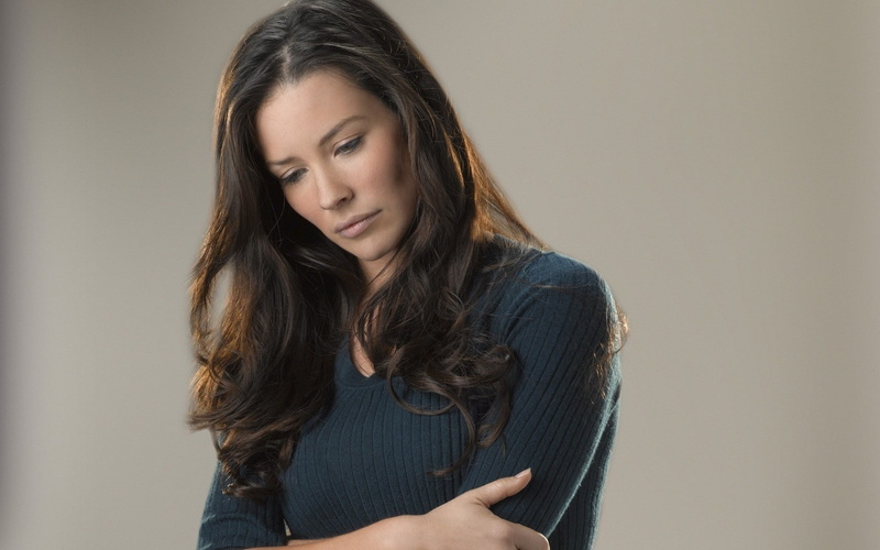 long hair, women, simple background, Evangeline Lilly, actress, brunette, 720P