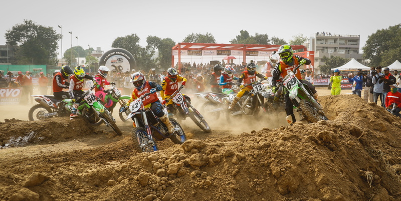 men, real people, group of people, sports race, motocross, day, dust, leisure activity, architecture, 5K, sport, motion, spraying, dirt, land vehicle