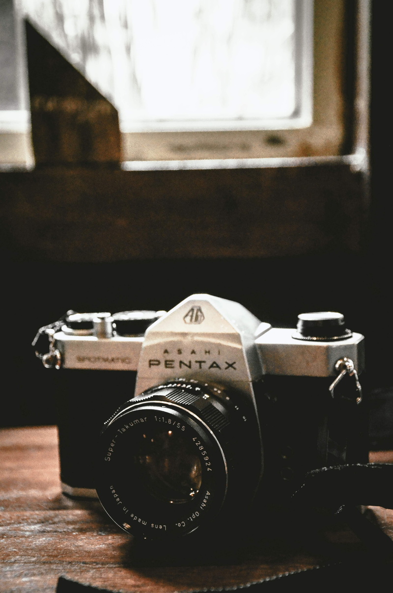table, close-up, photographic equipment, pentax, classic, camera, selective focus, strap, photography themes, manimalist, shelf, technology, film grain